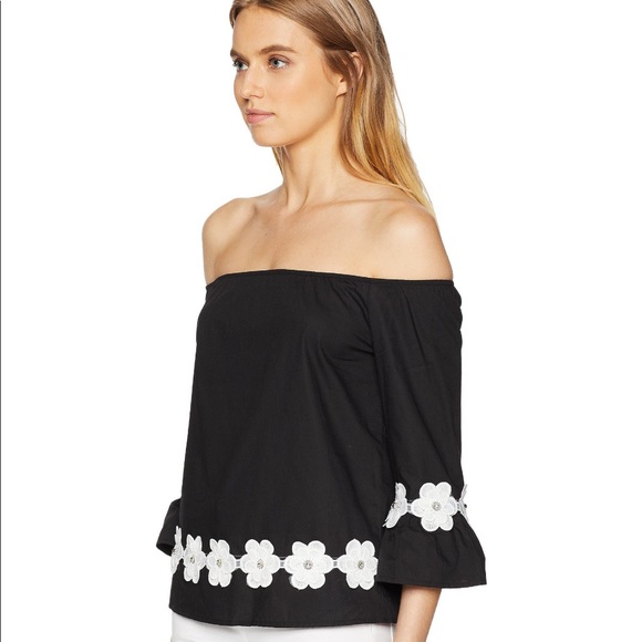 ROMEO & JULIET COUTURE Floral Embroidered Top - Picture 2 of 5